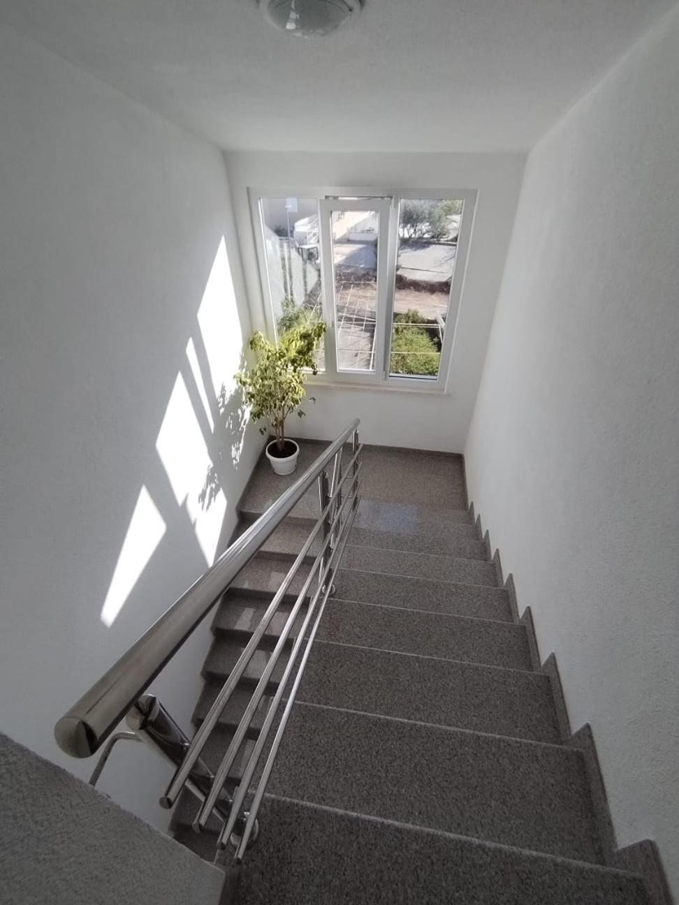 Apartmani Ljubo Примоштен Экстерьер фото